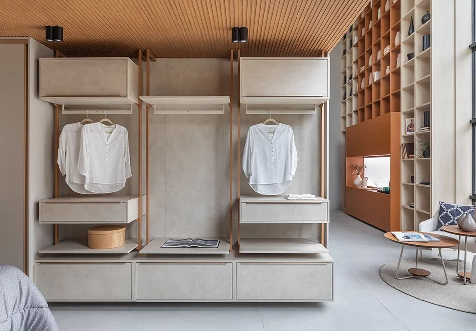 closet planejado aberto com roupas no cabideiro