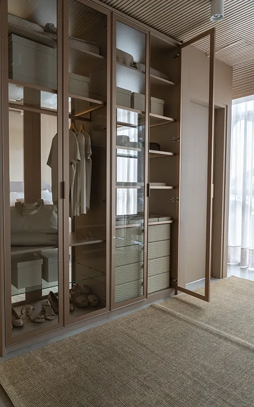 Closet aberto com portas de vidro: