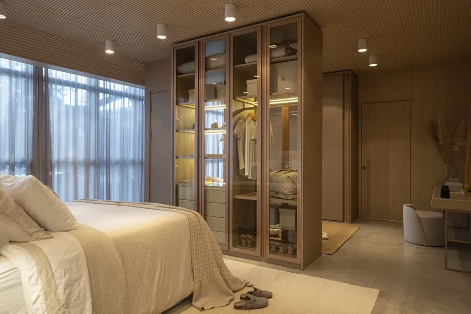 dormitório e closet plenejado em cores neutras