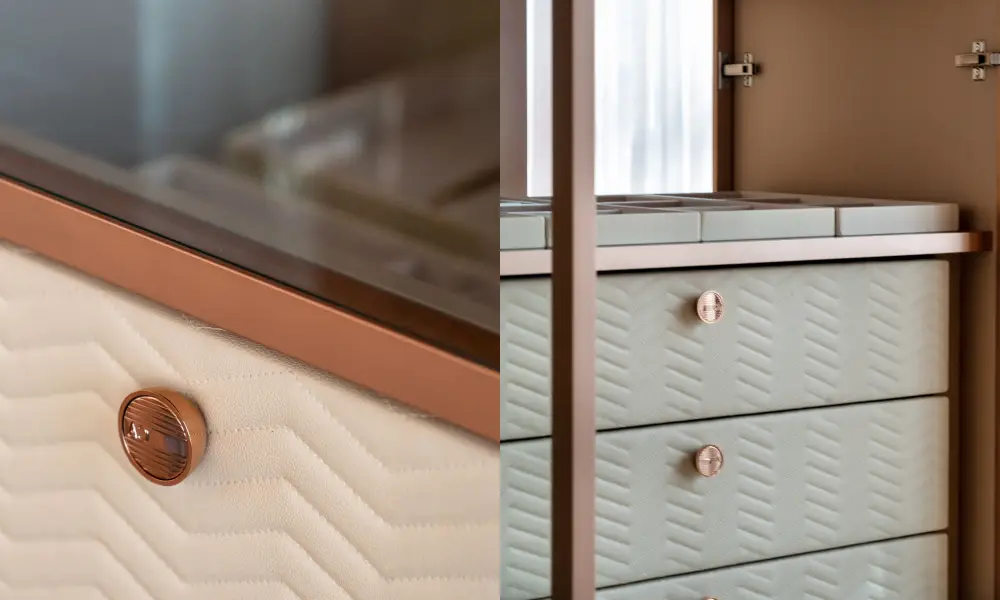 iniciais gravadas nos puxadores