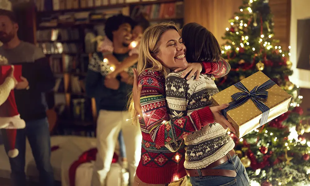 Mulheres abrançando-se