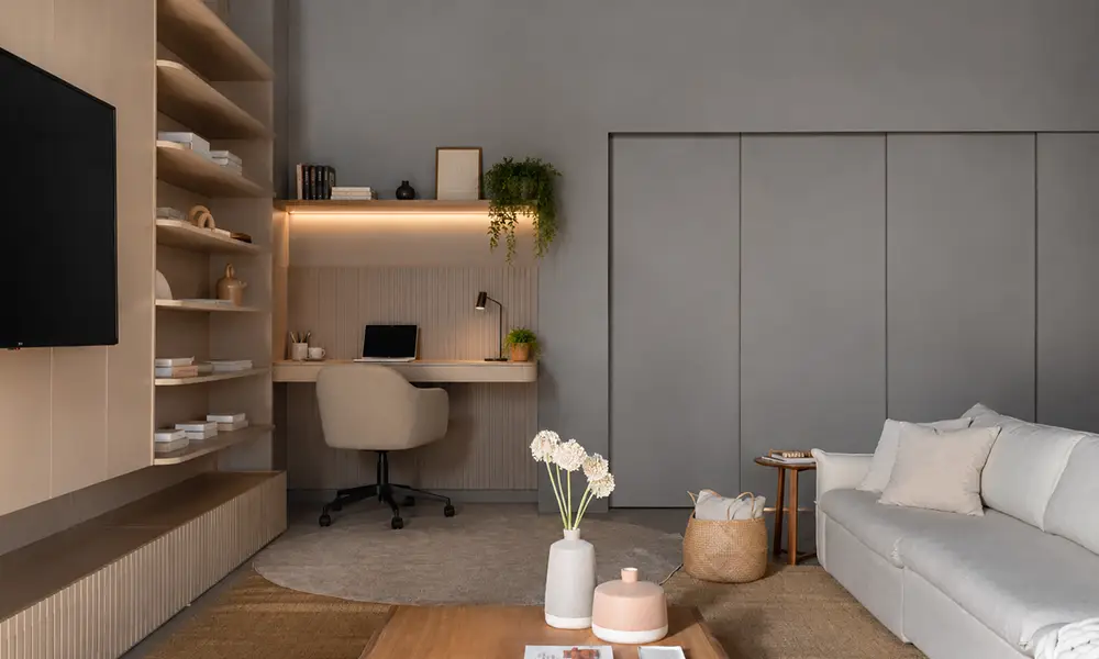 Sala de estar com home office integrado 