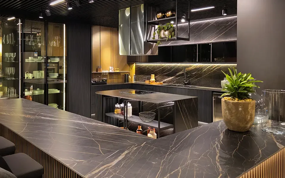 Como combinar madeira, vidro, pedra e metal na decoração