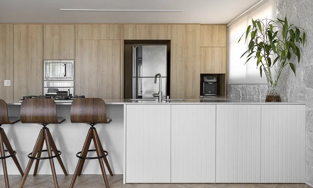 cozinha com layout que valoriza a luz natural